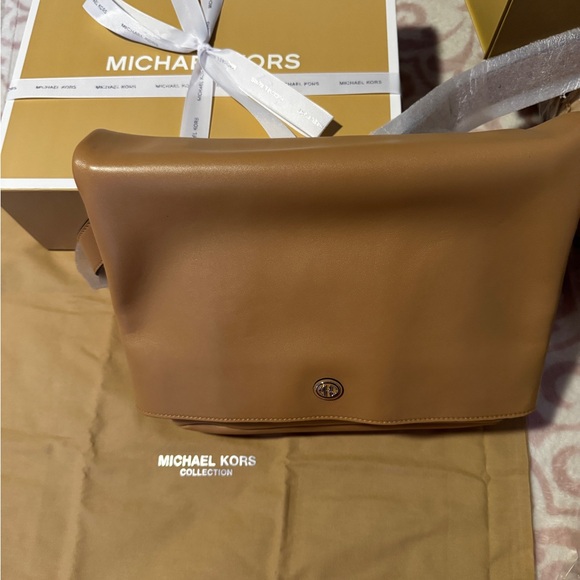 Gloria Medium Leather Messenger Bag (Michael Kors Collection) - Picture 1 of 7